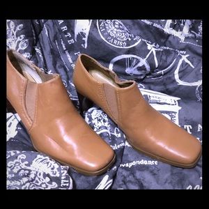 Apostrophe size 8 heeled Booties